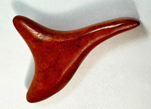 Скребок гуаша для лимфодренажного массажа лица и тела