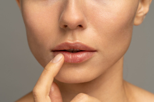 Восстанавливающий и увеличивающий объем бальзам для губ с маслом ши и мятой